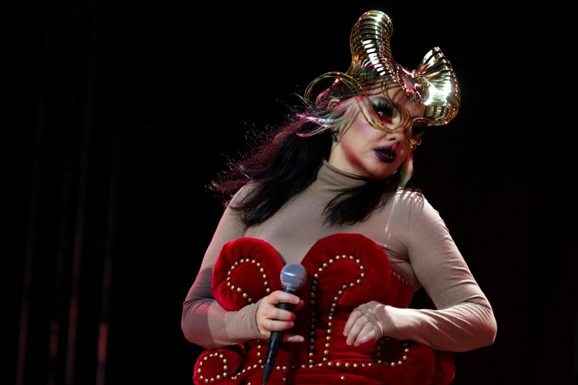 Piosenka "Ancestress" jest najnowszą zapowiedzią 10. albumu studyjnego islandzkiej artystki, który ma zostać wydany 30 września przez One Little Independent Record. To jeden z utworów, który Björk zadedykowała swojej zmarłej w 2018 roku matce.