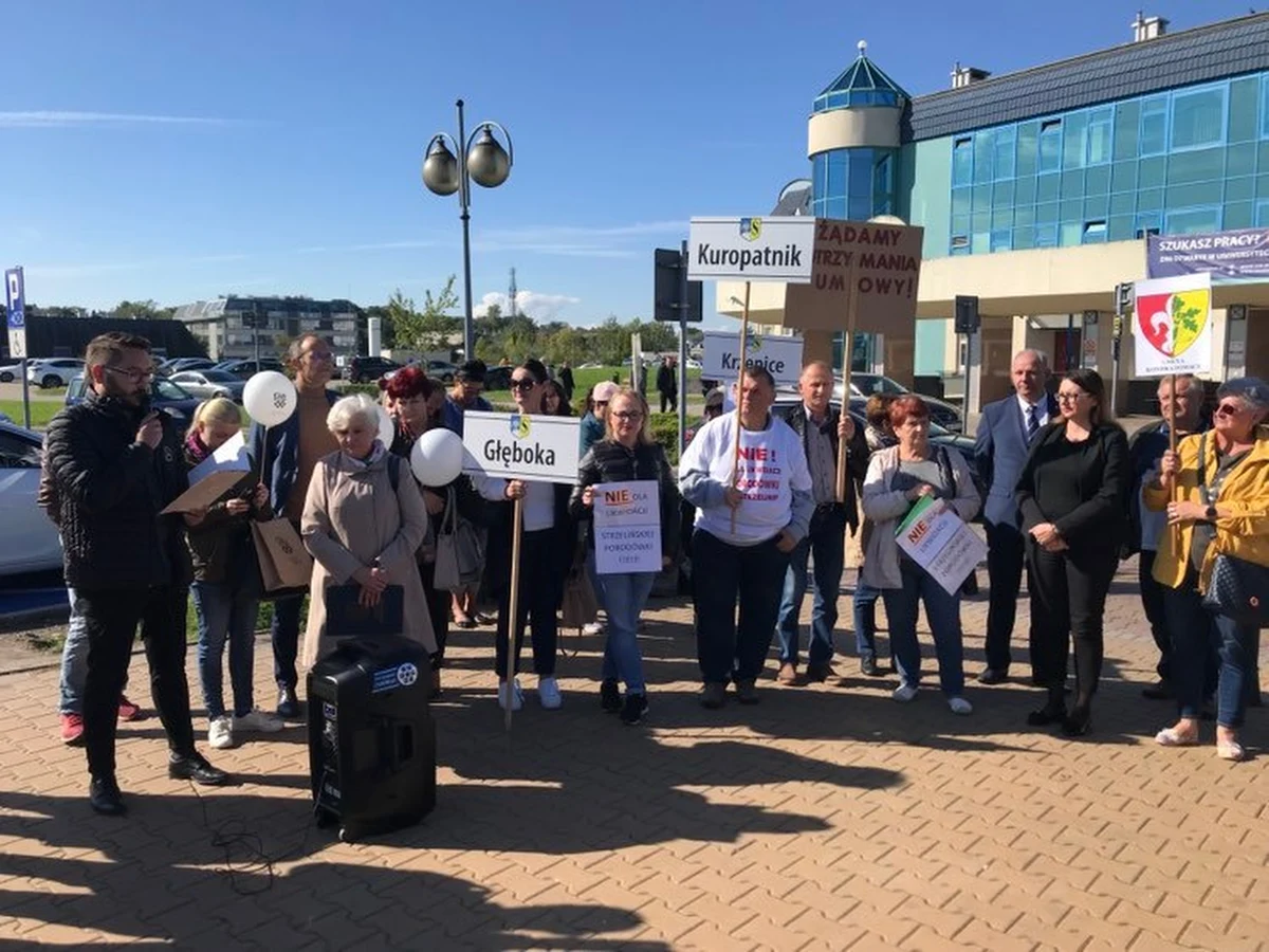 Przed wrocławskim Uniwersyteckim Szpitalem Klinicznym odbył się dziś protest w obronie szpitala w Strzelinie. USK jest właścicielem strzelińskiej placówki i ogłosiło, że z powodów ekonomicznych od października przestanie tam działać m. in. porodówka. Na manifestację przyjechali mieszkańcy powiatu oraz lokalne władze. Wspólnie apelują o zmianę decyzji.