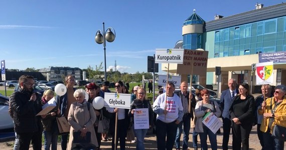 Przed wrocławskim Uniwersyteckim Szpitalem Klinicznym odbył się dziś protest w obronie szpitala w Strzelinie. USK jest właścicielem strzelińskiej placówki i ogłosiło, że z powodów ekonomicznych od października przestanie tam działać m. in. porodówka. Na manifestację przyjechali mieszkańcy powiatu oraz lokalne władze. Wspólnie apelują o zmianę decyzji.