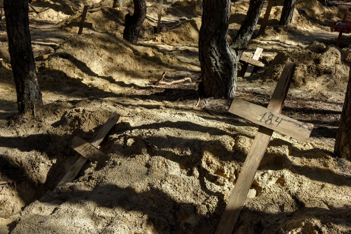 W odbitej z rąk Rosjan miejscowości Kozacza Łopań w obwodzie charkowskim na północnym wschodzie Ukrainy znaleziono masowy grób, w którym Rosjanie chowali swoje ofiary. Taką informację przekazał główny komendant policji Ukrainy Ihor Kłymenko.
