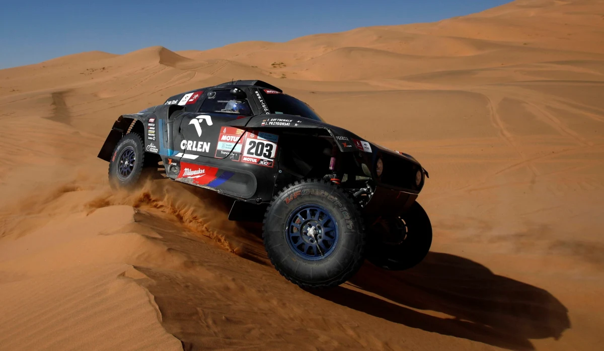 Jakub Przygoński zakończył współpracę z Niemcem Timo Gottschalkiem. Teraz pilotem naszego kierowcy przygotowującego się kolejnej edycji Rajdu Dakar będzie Hiszpan Armand Monleon, który, podobnie jak Przygoński, rozpoczynał swoją dakarową przygodę na motocyklu.