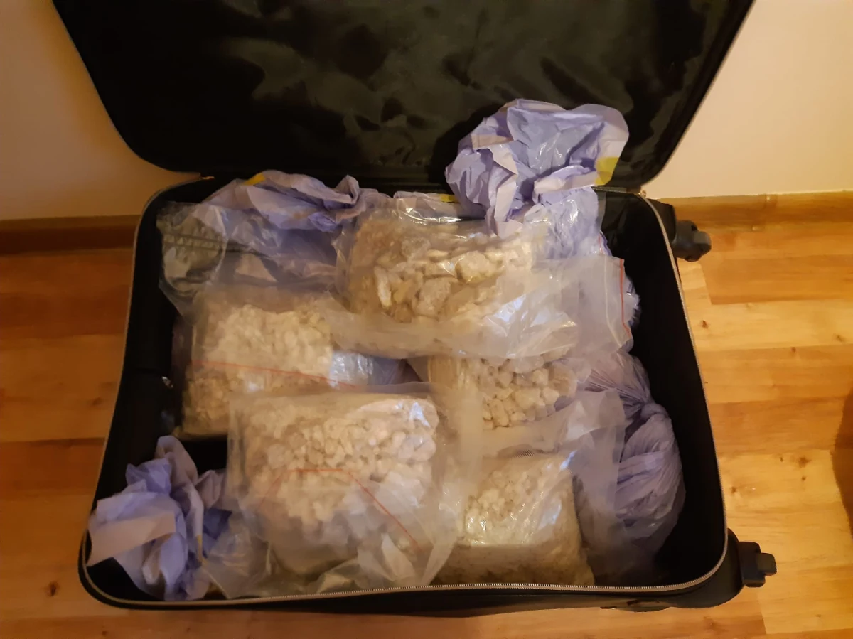 Krakowscy policjanci zatrzymali na gorącym uczynku 33-latka, który próbował wyrzucić przez okno walizkę wypełnioną prawie 14 kilogramami mefedronu. Czarnorynkowa wartości narkotyków to blisko milion złotych.

