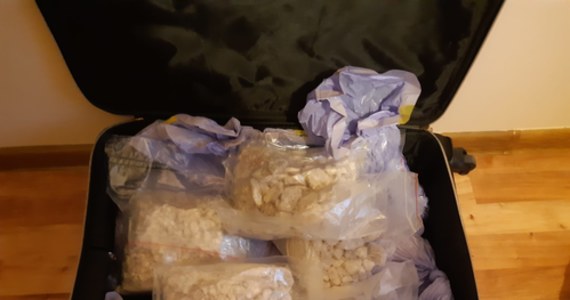 Krakowscy policjanci zatrzymali na gorącym uczynku 33-latka, który próbował wyrzucić przez okno walizkę wypełnioną prawie 14 kilogramami mefedronu. Czarnorynkowa wartości narkotyków to blisko milion złotych.

