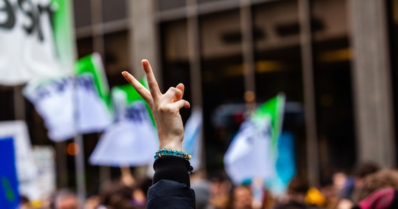 ​Kilkadziesiąt osób przeszło ulicami Szczecina w ramach Młodzieżowego Strajku Klimatycznego. Młodzi ludzie domagali się skutecznych działań dotyczących ochrony środowiska. Nieśli ze sobą różnorodne transparenty, na jednym z nich napisali "Wasza bierność nas zabija" - podaje portal gs24.pl.