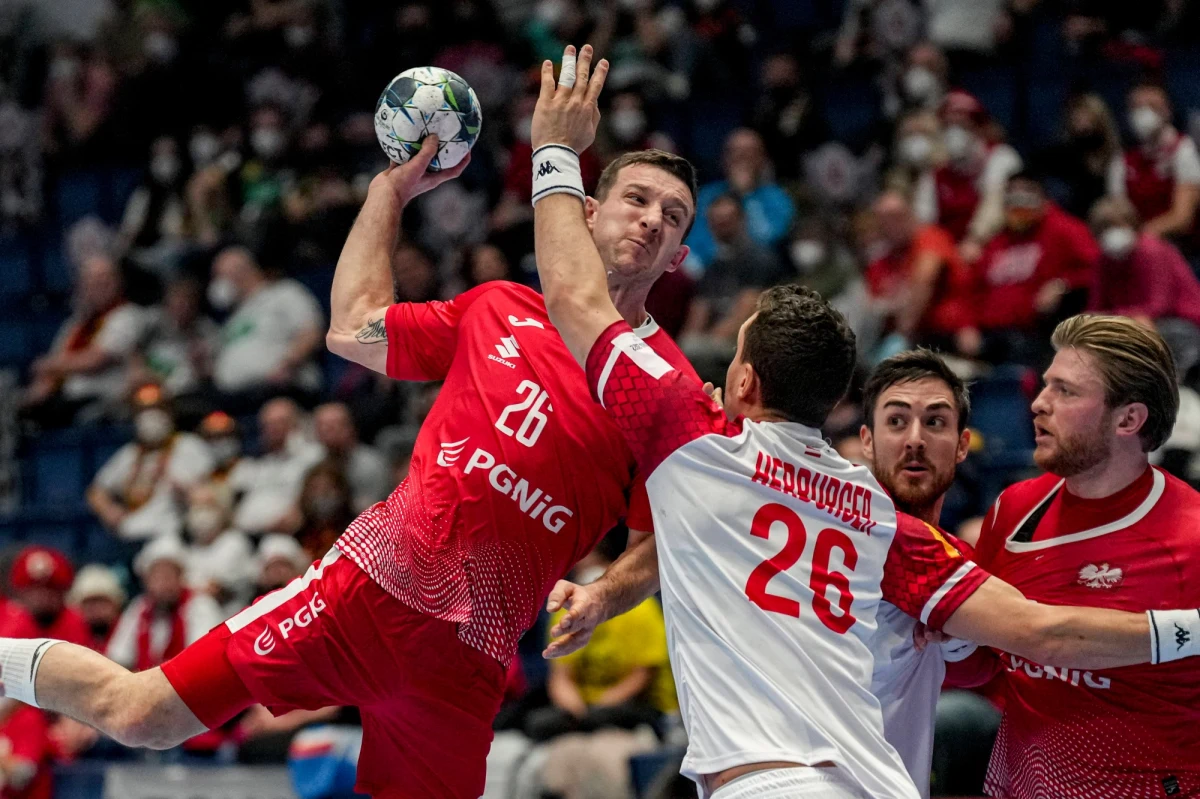 Wielkimi krokami zbliżają się mistrzostwa świata piłkarzy ręcznych. W styczniu przyszłego roku zorganizują je Polska i Szwecja. Jak deklaruje w rozmowie z RMF FM prezes Związku Piłki Ręcznej w Polsce Henryk Szczepański, wszystko idzie zgodnie z planem. Jedynym problemem było przygotowanie bazy hotelowej w Płocku, z czym jednak już sobie poradzono. A czy na MŚ gotowa jest już nasza reprezentacja?