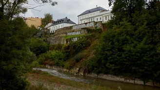 Osiem milionów na odbudowę skarpy. W tle Caritas i Wody Polskie