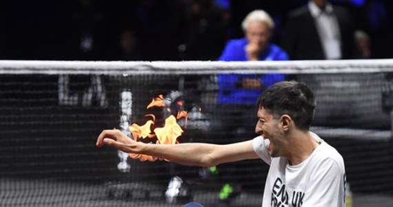 Do niebezpiecznej sytuacji doszło w trakcie rozgrywanego w Londynie turnieju tenisowego Laver Cup. Na kort wbiegł mężczyzna. Protestujący kibic podpalił swoją rękę.