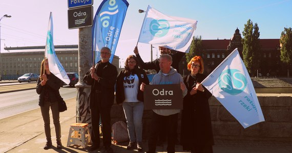 ​Przyrodnicy z koalicji organizacji działających dla rzek zmienili we Wrocławiu oznakowanie Odry na żałobne. W miejsce tradycyjnych niebieskich tablic z napisem "Odra na mostach" pojawiły się podobne czarne tablice.