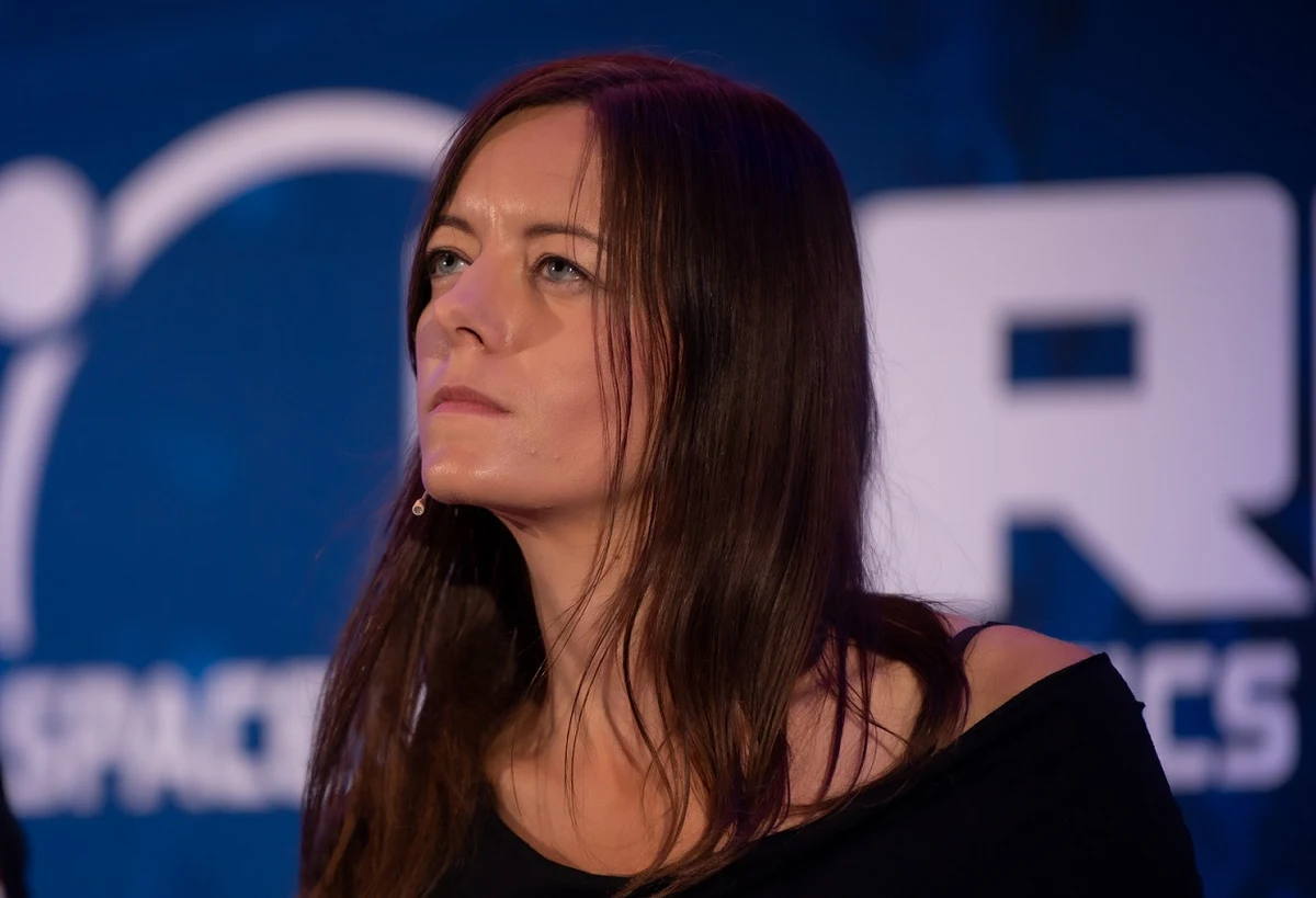 Jednym z kluczowych tematów, którymi zajmuje się teraz astronomia są poszukiwania życia we Wszechświecie, nie zawsze wiemy jednak dokładnie, czego szukamy - mówi RMF FM dr Milena Ratajczak z Obserwatorium Astronomicznego Uniwersytetu Warszawskiego. W rozmowie z Grzegorzem Jasińskim przy okazji zawodów European Rover Challenge w Kielcach podkreśla, że badania różnych obiektów i ciał niebieskich, prowadzone różnymi metodami, pozwalają weryfikować konkretne hipotezy. W tych badaniach mogą pomóc zarówno marsjańskie łaziki, jak Kosmiczny Teleskop Jamesa Webba, czy wreszcie załogowa misja na Czerwoną Planetę. Co ważne, nawet odkrycie "bliźniaczki Ziemi" nie musi oznaczać, że znajdziemy tam życie.