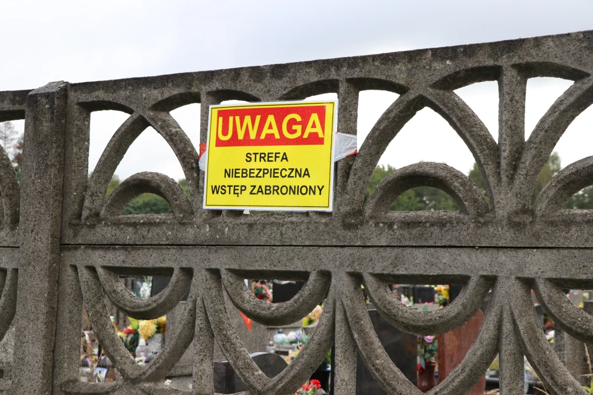 ​Burmistrz Trzebini Jarosław Okoczuk poinformował, że Spółka Restrukturyzacji Kopalń przystąpiła do zasypywania zapadliska na cmentarzu parafialnym. Prace mają potrwać kilka dni. Włodarz miasta dodał, że na zlecenie SRK trwa badanie terenu georadarem.