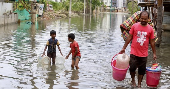 Co najmniej 36 osób zginęło w ciągu ostatniej doby w północnych Indiach w wyniku ulewnych deszczy i burz - poinformowały władze, cytowane przez agencję AP. Dwanaście osób poniosło śmierć od uderzeń piorunów. W najbliższych dniach również są spodziewane intensywne opady. 
