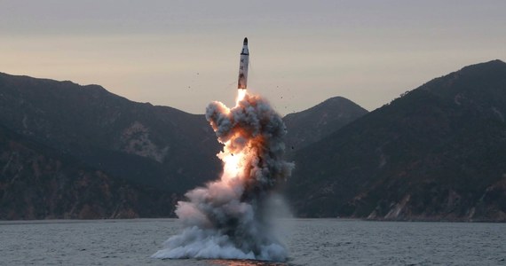 Południowokoreańskie siły zbrojne wykryły oznaki mogące świadczyć o tym, że Korea Północna przygotowuje test pocisku balistycznego odpalanego z okrętu podwodnego - podała agencja Yonhap. Za kilka dni do Korei Południowej ma przybyć wiceprezydent USA Kamala Harris. 