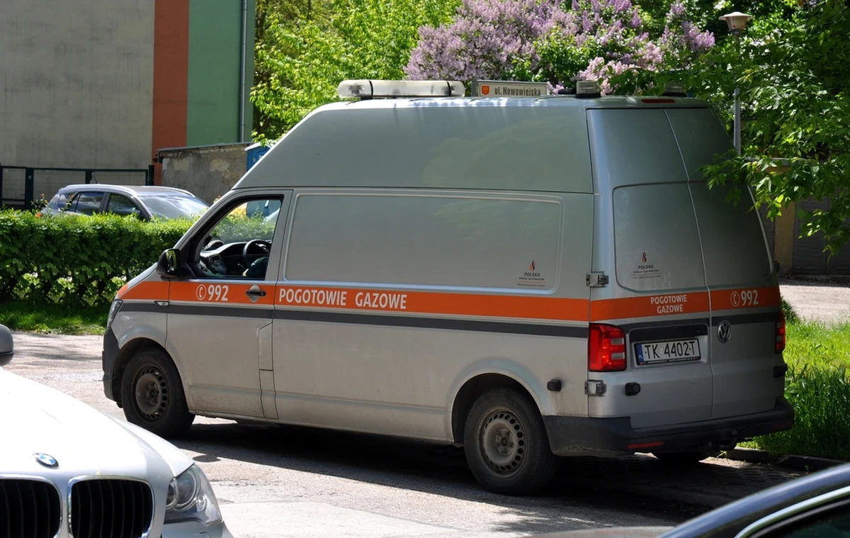 Koparka uszkodziła gazociąg podczas prac budowlanych w Dąbrowie Białostockiej na Podlasiu. Na miejsce przyjechała straż pożarna i pogotowie gazowe. Trzeba było ewakuować 80 osób. 
