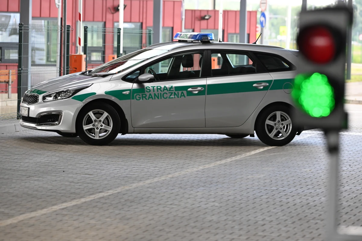 Kilkudziesięciu Rosjanom odmówiono wjazdu do Polski po zaostrzeniu ograniczeń – powiedziała rzeczniczka Straży Granicznej porucznik Anna Michalska. Obywatele rosyjscy od poniedziałku nie będą mogli podróżować do naszego kraju w celach turystycznych, biznesowych, kulturalnych ani sportowych. 