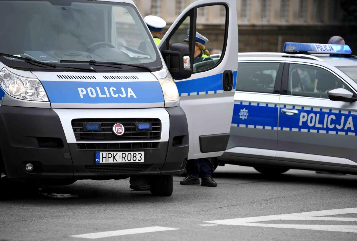 Policja nie dopuściła do konfrontacji pseudokibiców przy trasie S7 na Mazowszu. Autokar wiozący do Warszawy kibiców jednej z drużyn z północnej Polski, został zatrzymany przez pseudokibiców innej drużyny. Nie doszło do bójki, bo rozdzielili ich funkcjonariusze 
