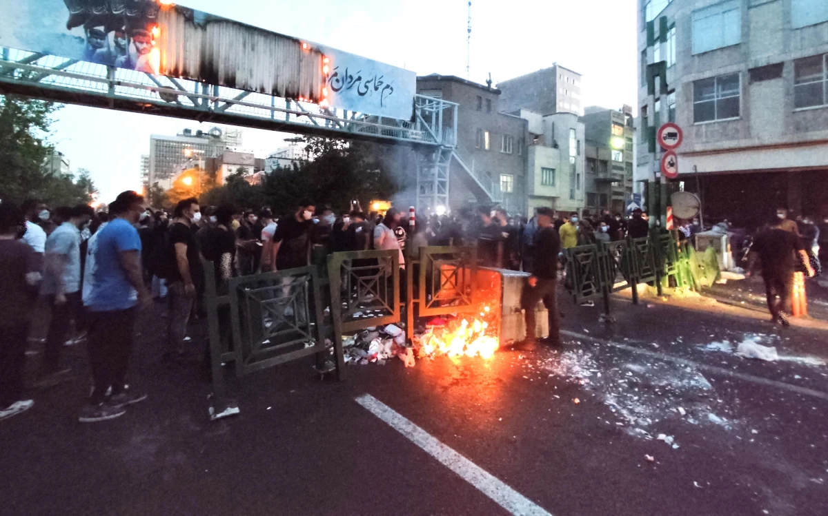 Prezydent Iranu Ebrahim Raisi powiedział, że władze muszą zdecydowanie wystąpić przeciwko uczestnikom protestów po śmierci 22-letniej Mahsy Amini, zatrzymanej przez policję moralności za nieodpowiednie nakrycie głowy. 