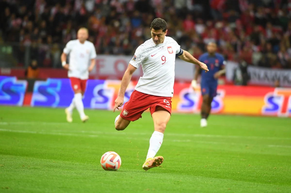 Polscy piłkarze przylecieli wczesnym popołudniem do Cardiff. W niedzielę wieczorem rozegrają tam mecz z Walią, kończąc rywalizację w grupie 4 dywizji A Ligi Narodów.