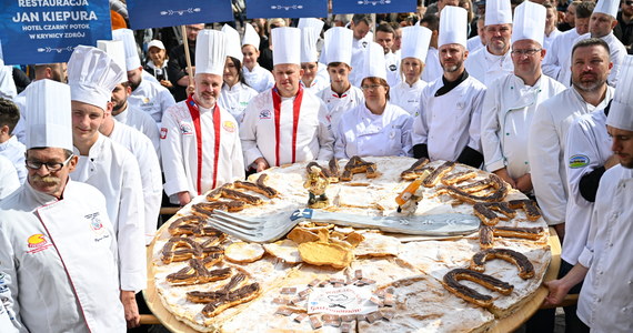 Korowodem kucharzy w samo południe w Rzeszowie rozpoczął się festiwal kulinarny "Karpaty na widelcu". To pierwsza edycja imprezy, której patronuje znany kucharz Robert Makłowicz. W czasie dwudniowego wydarzenia będzie można m.in. skosztować potraw, które przygotują kucharze z 12 restauracji.