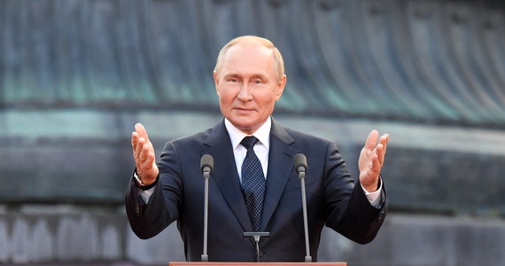 Prezydent Rosji Władimir Putin podpisał ustawę z poprawkami do kodeksu karnego, która przewiduje kary do 10 lat więzienia za dezercję oraz poddanie się - informuje niezależny portal Meduza.