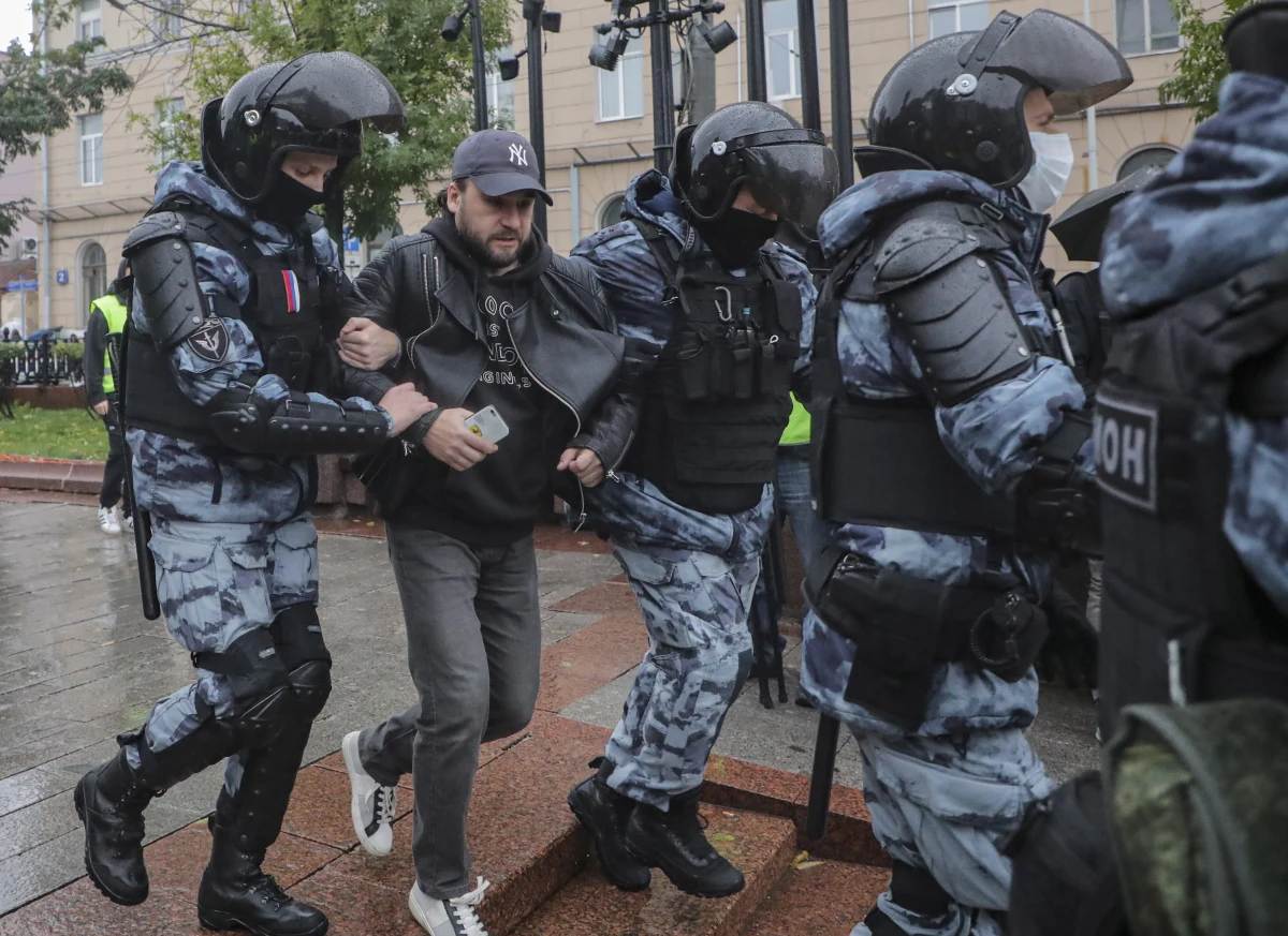 Co najmniej 726 osób zatrzymała dotąd policja w 32 miastach Rosji w sobotę podczas protestów przeciwko wojnie na Ukrainie i ogłoszonej mobilizacji. Taką liczbę powiadała organizacja OWD-Info, organizacja pozarządowej monitorującej protesty w Rosji. Policja stosuje siłę. Najwięcej zatrzymanych jest w Moskwie i Petersburgu.