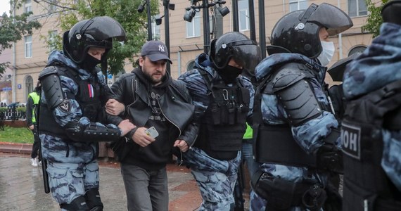 Co najmniej 726 osób zatrzymała dotąd policja w 32 miastach Rosji w sobotę podczas protestów przeciwko wojnie na Ukrainie i ogłoszonej mobilizacji. Taką liczbę powiadała organizacja OWD-Info, organizacja pozarządowej monitorującej protesty w Rosji. Policja stosuje siłę. Najwięcej zatrzymanych jest w Moskwie i Petersburgu.