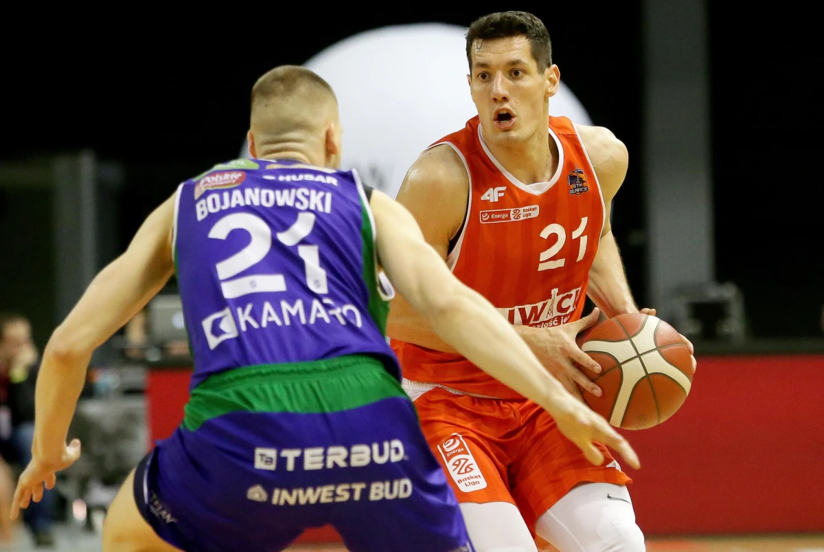 Trwa pierwsza kolejka nowego sezonu Energa Basket Ligi. Dziś do gry przystąpią zespoły z województw śląskiego. MKS Dąbrowa Górnicza podejmie na własnym parkiecie GTK Gliwice. W obu klubach przed sezonem doszło do wielu zmian. "Pozostali jednak trenerzy, a każdy z nich ma swój styl i mimo że w zespołach jest wielu nowych graczy, to styl obu drużyn może być podobny" - mówi Filip Put gracz Tauron GTK Gliwice. Skrzydłowy jest jednym z niewielu graczy, który grał w zespole z Górnego Śląska w zeszłym sezonie, gdy ten bronił się przed spadkiem. O celach na nowy sezon, a także o roli lidera w zespole z Filipem Putem rozmawiał Wojciech Marczyk z redakcji sportowej RMF FM.