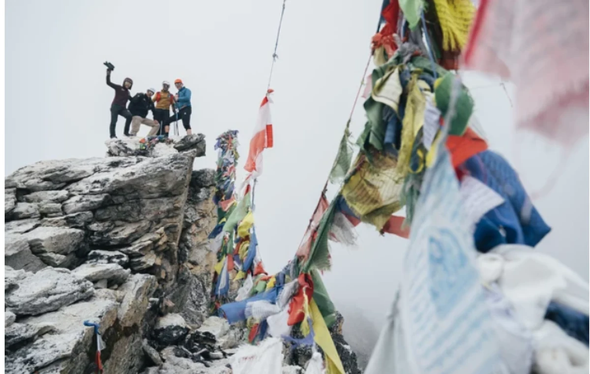 "Plany się zmieniają. Mieliśmy być w obozie drugim, a dotarliśmy do bazy. Pogoda dyktuje warunki. Udało nam się zaaklimatyzować, co jest bardzo dobrą informacją. Cały czas posypywało. Jest mnóstwo śniegu. Chcieliśmy spróbować zatrzymać się w obozie drugim, żeby stamtąd, po odpoczynku podjąć się ataku szczytowego, jednak pogoda na to nie pozwoliła. Wróciliśmy do bazy" - mówi w rozmowie z naszym dziennikarzem, Andrzej Bargiel, który jaki pierwszy na świecie chce zdobyć Mount Everest i zjechać z niego na nartach.