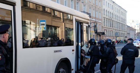 W obwodzie swierdłowskim na Uralu w Rosji na wojnę z Ukrainą zmobilizowano 59-letniego chirurga, który nie widzi na jedno oko, ma problemy ze słuchem i ma raka skóry - pisze "Nowaja Gazieta. Jewropa". Mężczyzna dowodzi plutonem. 