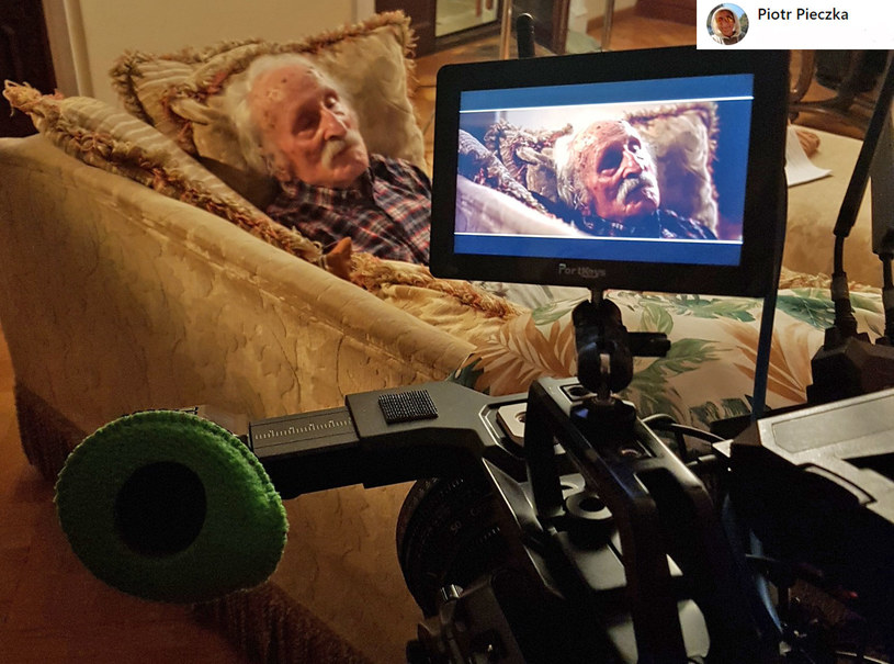 Na początku września syn Franciszka Pieczki opublikował na Facebooku zdjęcia z planu filmowego z udziałem zmarłego w piątek aktora. Okazuje się, że 94-letni aktor, którego po raz ostatni oglądaliśmy na kinowym ekranie w 2018 roku, pracował do ostatnich dni życia. 