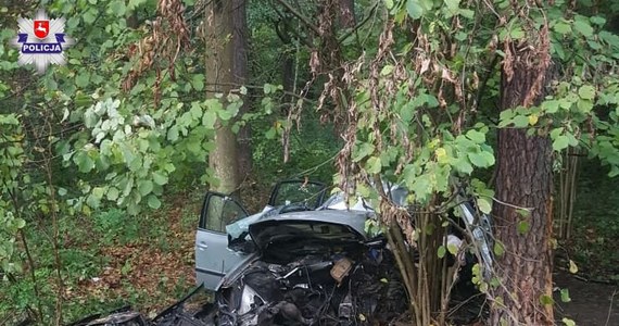 Dwóch młodych mężczyzn w wieku 24 i 17 lat zginęło w wypadku, do którego doszło w nocy na trasie między miejscowościami Bełżec - Chyże (Lubelskie) w powiecie tomaszowskim. Według ustaleń policji, kierowca na prostej drodze biegnącej przez las z niewyjaśnionych przyczyn zjechał na pobocze i uderzył w drzewo.

