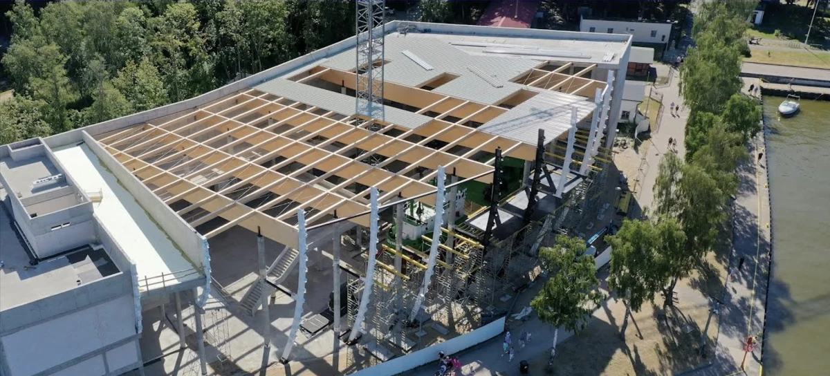 Budowa nowego Muzeum Archeologii Podwodnej i Rybołówstwa Bałtyckiego w Łebie na półmetku. Placówka powstaje w okolicy ujścia rzeki Łeba do Bałtyku. Na wystawie będzie można oglądać aranżacje słowiańskich łodzi z czasów wczesnego średniowiecza, stalowy kuter, wraki i wiele innych obiektów wydobytych w czasie podwodnych badań archeologicznych.