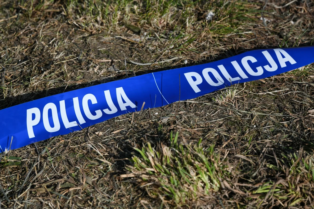 Trzy osoby zostały zatrzymane przez policję w związku z prawdopodobnym zabójstwem mężczyzny w okolicach miejscowości Końskie w woj. świętokrzyskim. W Brodach znaleziono ciało 36-latka z raną postrzałową klatki piersiowej. 