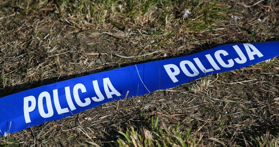 Trzy osoby zostały zatrzymane przez policję w związku z prawdopodobnym zabójstwem mężczyzny w okolicach miejscowości Końskie w woj. świętokrzyskim. W Brodach znaleziono ciało 36-latka z raną postrzałową klatki piersiowej. 