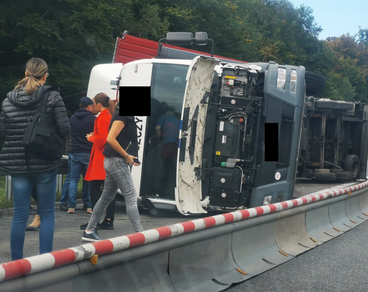 Autostrada A4 w Opolskiem była przez kilka godzin zablokowana. Chodzi o odcinek między węzłami Kędzierzyn-Koźle i Strzelce Opolskie. Przewróciła się tam ciężarówka. Ranny w wypadku kierowca został zabrany do szpitala.