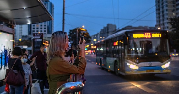 Kierowcy dalekobieżnych autobusów w Pekinie mają nosić elektroniczne bransoletki monitorujące ich stan emocjonalny w czasie rzeczywistym. Ma to służyć poprawie bezpieczeństwa - podał hongkoński dziennik "South China Morning Post". 