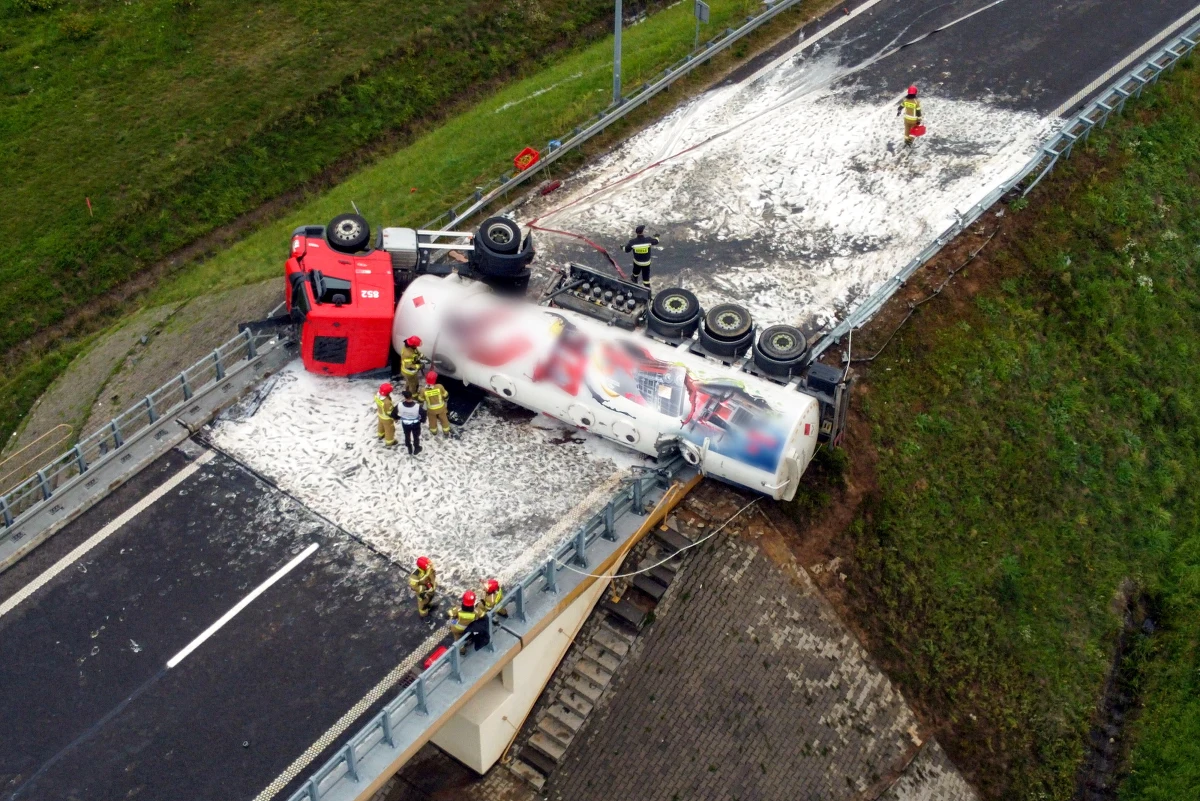 Na drodze ekspresowej nr 3, między węzłami Klucz a Radziszewo (A6) wywróciła się cysterna i na wiele godzin zablokowała łącznicę w kierunku Kołbaskowa. Nie było osób poszkodowanych.