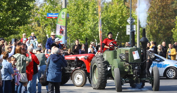 Blisko 40 zabytkowych ciągników zaprezentowano w niedzielę podczas II Zlotu zabytkowych traktorów w Ursusie, gdzie równo sto lat temu z taśmy produkcyjnej wyjechał pierwszy polski ciągnik.

