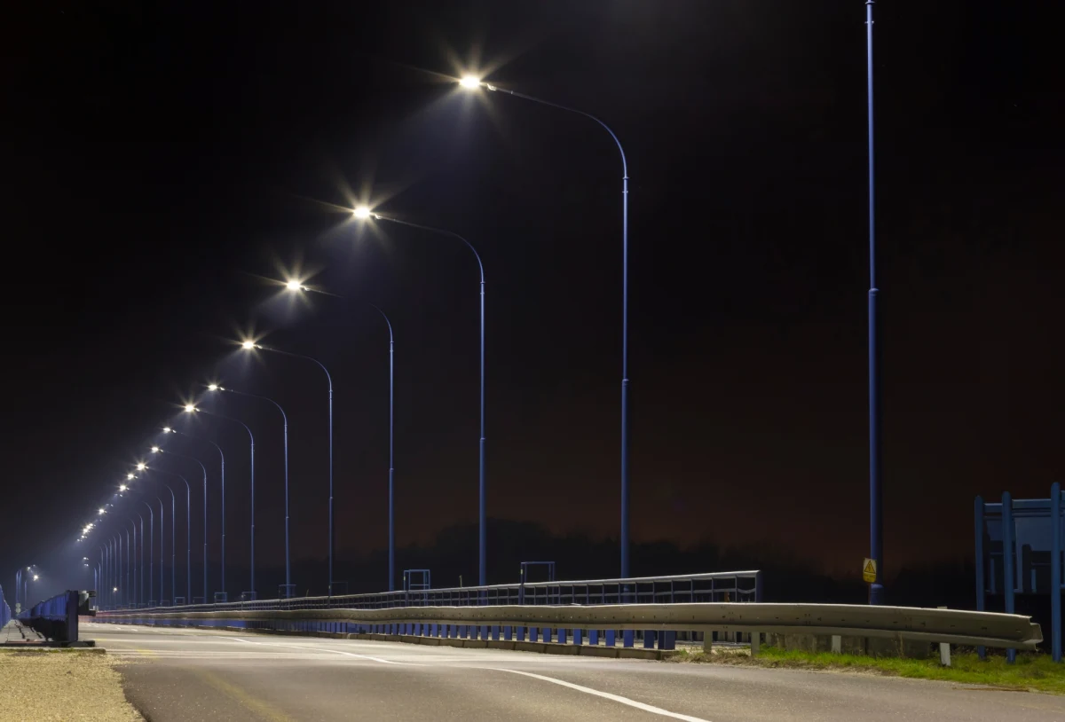 ​W związku z drastycznym wzrostem kosztów energii elektryczne gmina Nowy Targ, do której należy 21 miejscowości zdecydowała, że nocą wyłączone będzie oświetlenie uliczne. Rachunki wzrosły o 700 proc. - powiedział PAP wójt gminy Nowy Targ Jan Smarduch.