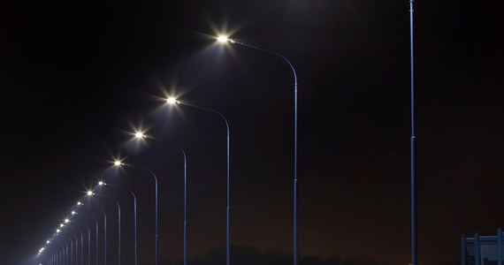 ​W związku z drastycznym wzrostem kosztów energii elektryczne gmina Nowy Targ, do której należy 21 miejscowości zdecydowała, że nocą wyłączone będzie oświetlenie uliczne. Rachunki wzrosły o 700 proc. - powiedział PAP wójt gminy Nowy Targ Jan Smarduch.