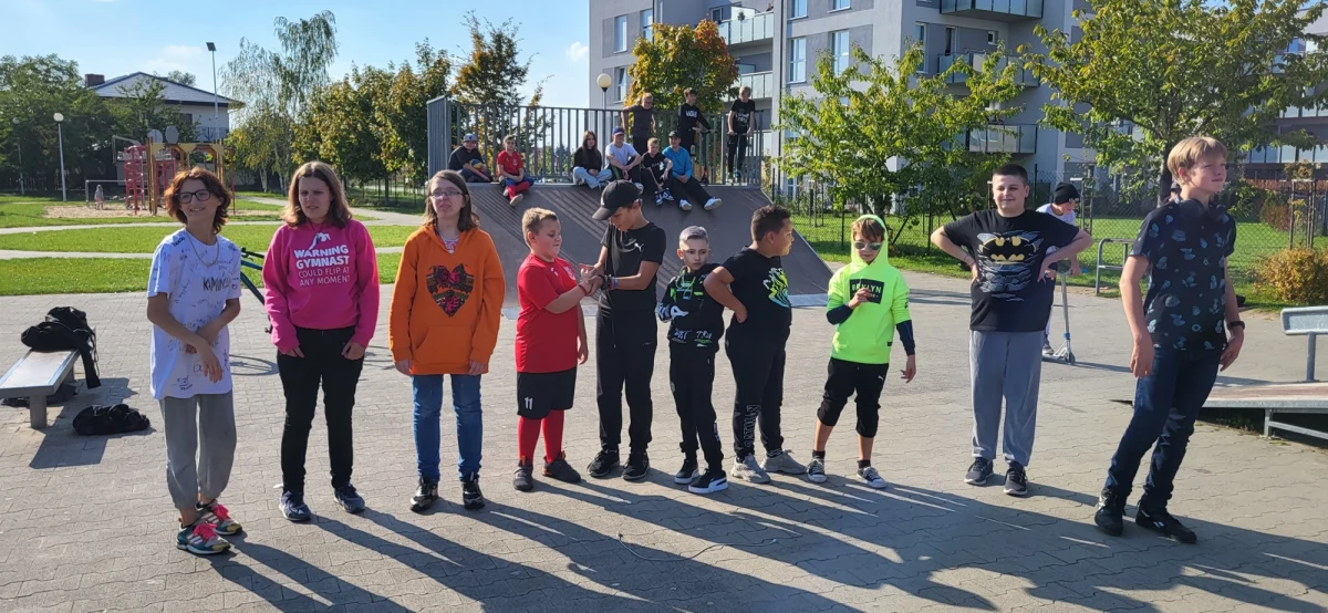 Dzieci z podpoznańskiej gminy Pobiedziska uczą się rapować i tańczyć breakdance. "Warsztaty "Niepotrzebne skreślić" dają im szanse spędzania aktywnego czasu z dala od używek" - mówi Dawid Michalak, raper C-zet prowadzący zajęcia.

