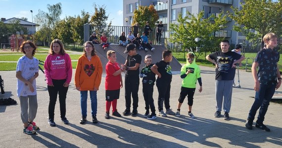 Dzieci z podpoznańskiej gminy Pobiedziska uczą się rapować i tańczyć breakdance. "Warsztaty "Niepotrzebne skreślić" dają im szanse spędzania aktywnego czasu z dala od używek" - mówi Dawid Michalak, raper C-zet prowadzący zajęcia.


