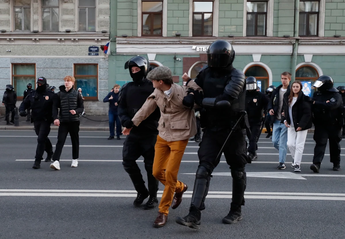 Do ponad 2240 wzrosła liczba zatrzymanych w Rosji uczestników protestów przeciw wojnie i mobilizacji. Demonstracje odbywają się od dnia ogłoszenia zaciągu do wojska 21 września. Szacunki dotyczące zatrzymań przedstawiła organizacja OWD-Info. Dochodzi do podpaleń komend wojskowych i budynków administracyjnych.