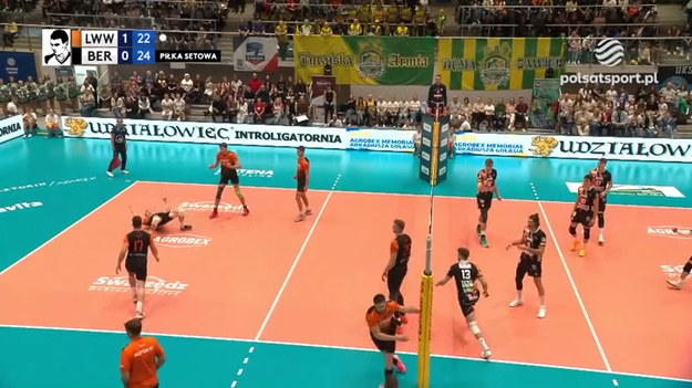 Skrót meczu Barkom Każany Lwów - Berlin Recycling Volleys 3:1 (25:18, 22:25, 25:19, 26:24) podczas Memoriału Arkadiusza Gołasia.