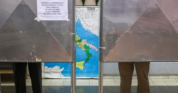 Właściciel sklepu na włoskiej wyspie Ischia udał się do lokalu wyborczego… kajakiem. W wielu rejonach Włoch niedzielne wybory parlamentarne odbywają się w trudnych warunkach pogodowych; gwałtowne ulewy spowodowały lokalne podtopienia.