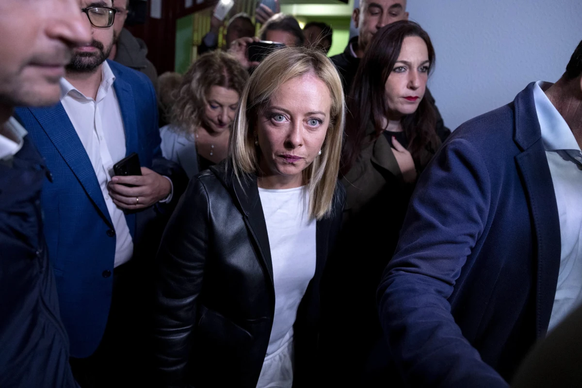 Włoski blok centroprawicy na czele z partią Bracia Włosi Giorgii Meloni otrzymał około 43 procent głosów w niedzielnych wyborach parlamentarnych, a centrolewica 26 procent - takie cząstkowe wyniki podały po północy telewizja RAI i stacja SkyTG24. Meloni jest uważana za najbardziej prawdopodobną kandydatkę na premiera. Jej ugrupowanie otrzymało ponad 25 procent głosów.