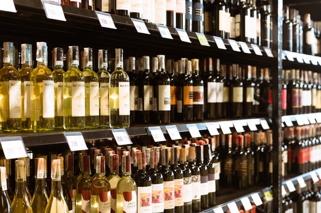 Polacy coraz więcej wydają na alkohol. Kupują też trunki z wyższej póki