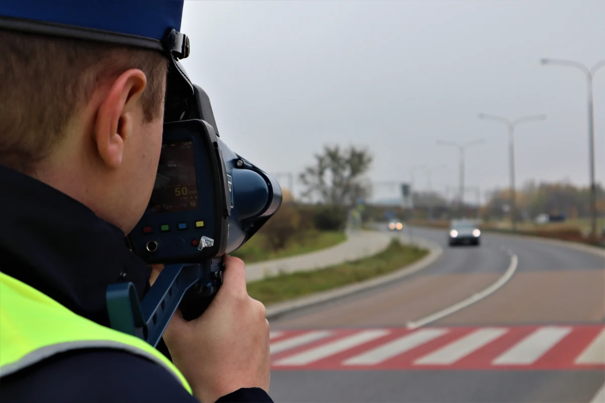 W pierwszym tygodniu po wprowadzeniu nowego taryfikatora punktów karnych Polacy jeździli bezpieczniej – wynika z policyjnych statystyk. Na drogach było mniej wypadków niż w analogicznym okresie ubiegłego roku. Zmniejszyła się także liczba zabitych i rannych. 