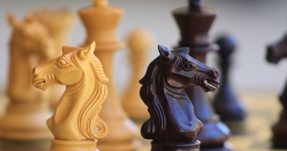 Od kilku tygodni cały szachowy świat żyje historią konfliktu mistrza świata Magnusa Carlsena z Hansem Niemannem. Najpierw Amerykanin pokonał Norwega, a potem padły oskarżenia o oszustwo, na które na razie nie ma dowodów.