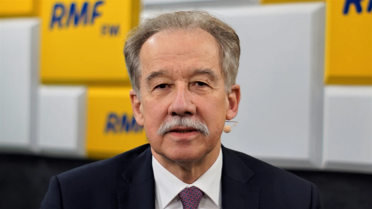 Prezes PiS Jarosław Kaczyński zapowiada zmiany m.in. w sposobie liczenia głosów, przekonując, że obawia się fałszerstw. "Nie bardzo wiem, na jakiej podstawie prezes opiera te swoje obawy. Trzeba pamiętać, że w wyniku nowelizacji kodeksu wyborczego w 2018 roku znacząco ujęto uprawnień samorządom przy organizacji wyborów. Na dzień dzisiejszy samorządy w zasadzie wykonują czynności techniczne" – mówił w Rozmowie w południe w RMF FM były przewodniczący Państwowej Komisji Wyborczej Wojciech Hermeliński. Stwierdził, że propozycje PiS to "odgrzewane kotlety". "Już w trakcie prac nad zmianą kodeksu wyborczego w latach 2017-2018 znalazł się chwilowo taki projekt, aby przewodniczący komisji brał do ręki każdą kartę, pokazywał członkom komisji, członkowie mogą wziąć tę kartę do ręki, przyjrzeć się (…) Projektodawcy wycofali się z tego pomysłu, bo doszli do słusznego wniosku, że liczenie głosów trwałoby nie godzinami czy dniami, tylko tygodniami przy tego rodzaju procedurze, w szczególności jeżeli mamy do czynienia z wyborami samorządowymi, gdzie jest najwięcej kart do obliczenia i to są najtrudniejsze wybory" – dodał. 