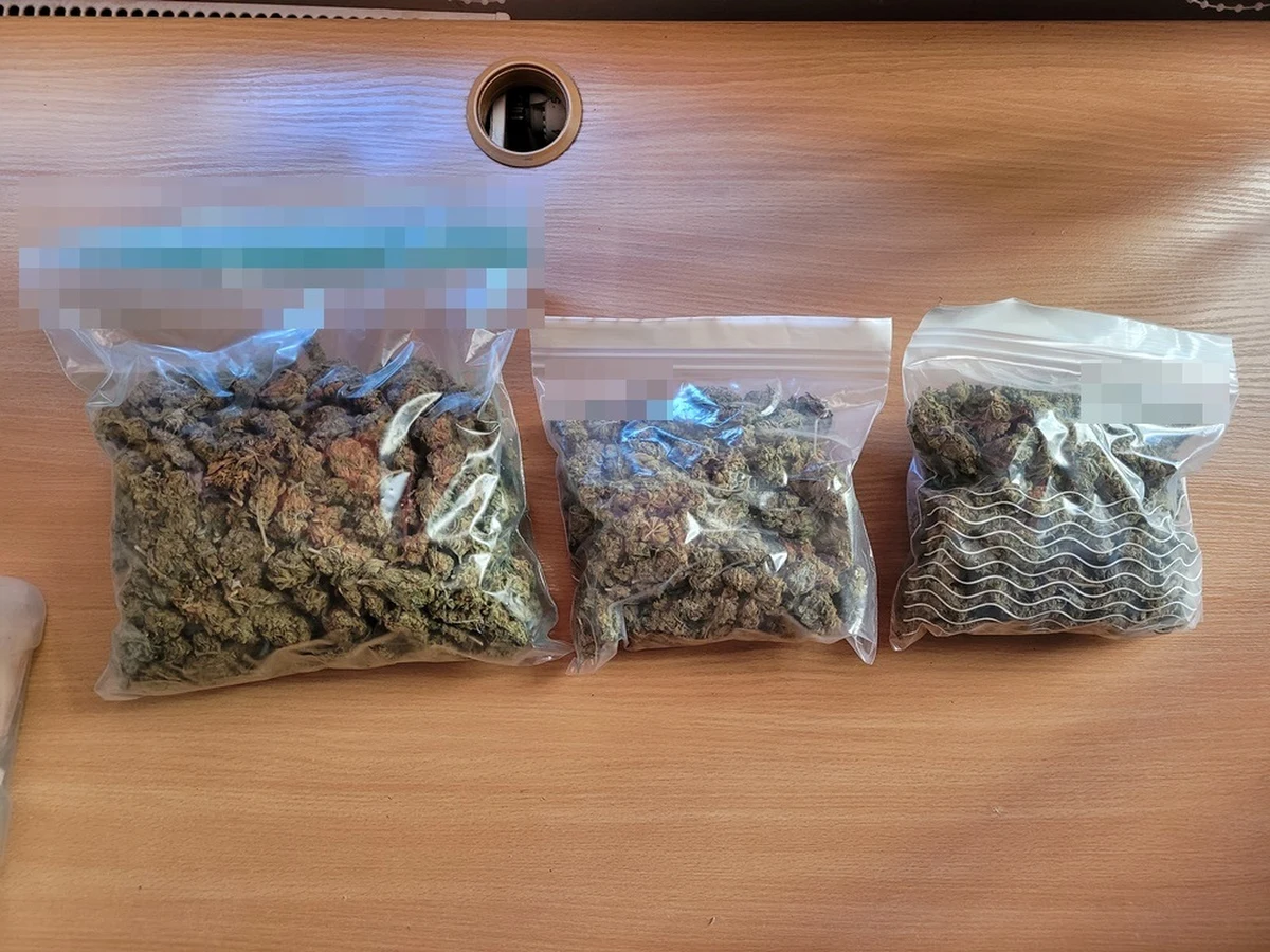 Policjanci z Legionowa zatrzymali dwóch mężczyzn podejrzanych o posiadanie i wprowadzenie do obrotu znacznej ilości narkotyków. Na rynek nie trafi ponad 3 kg mefedronu i marihuany.   